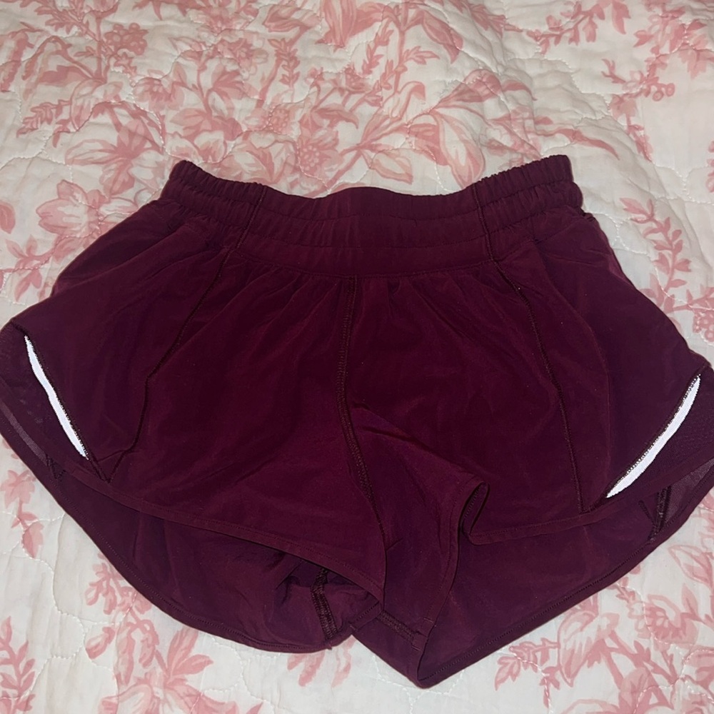 Lululemon Hotty hot 2.5 low rise shorts- maroon